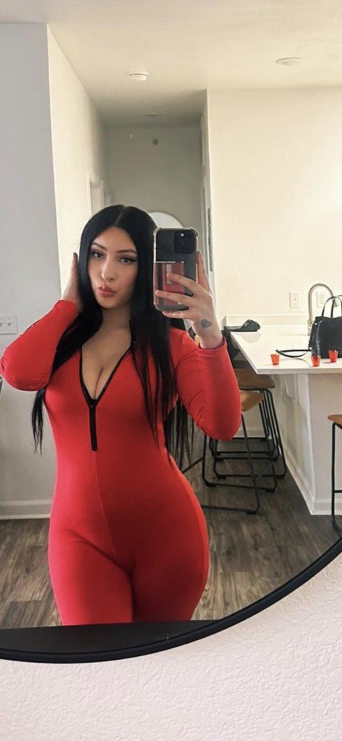 Sexy TikTok Latina teen like to show her curvy body #PPWRXTWm