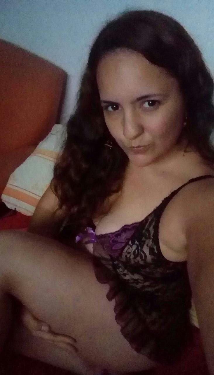 Esposa cachondita curiosa en el mundo porno