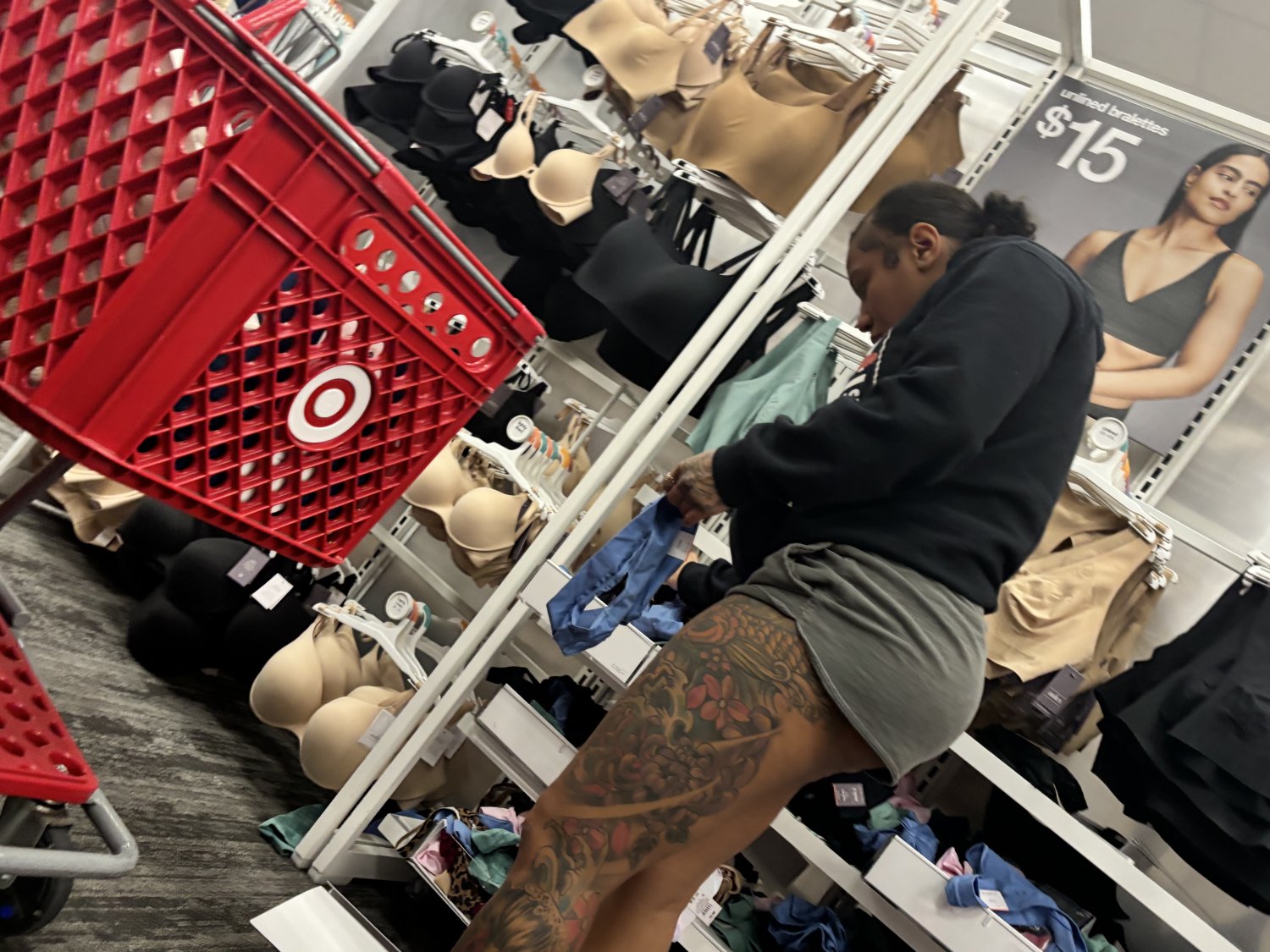 Top tier Ebony booty candid #Be46R5mD